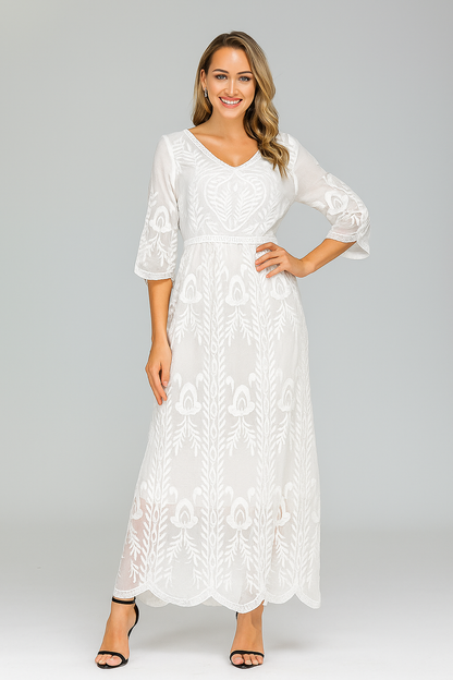 Robe longue blanche avec dentelle avec détails brodés