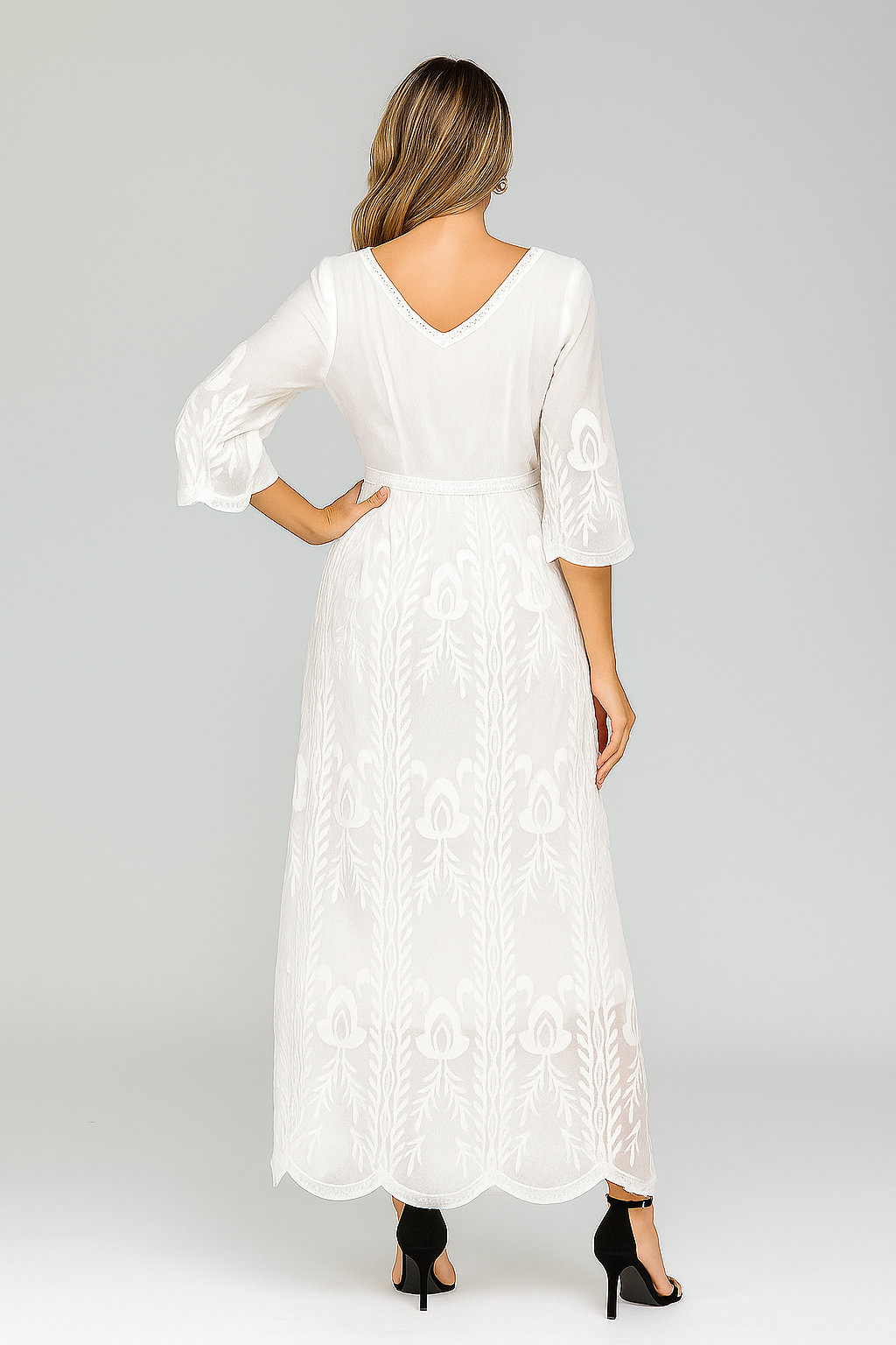 Robe longue blanche avec dentelle avec détails brodés
