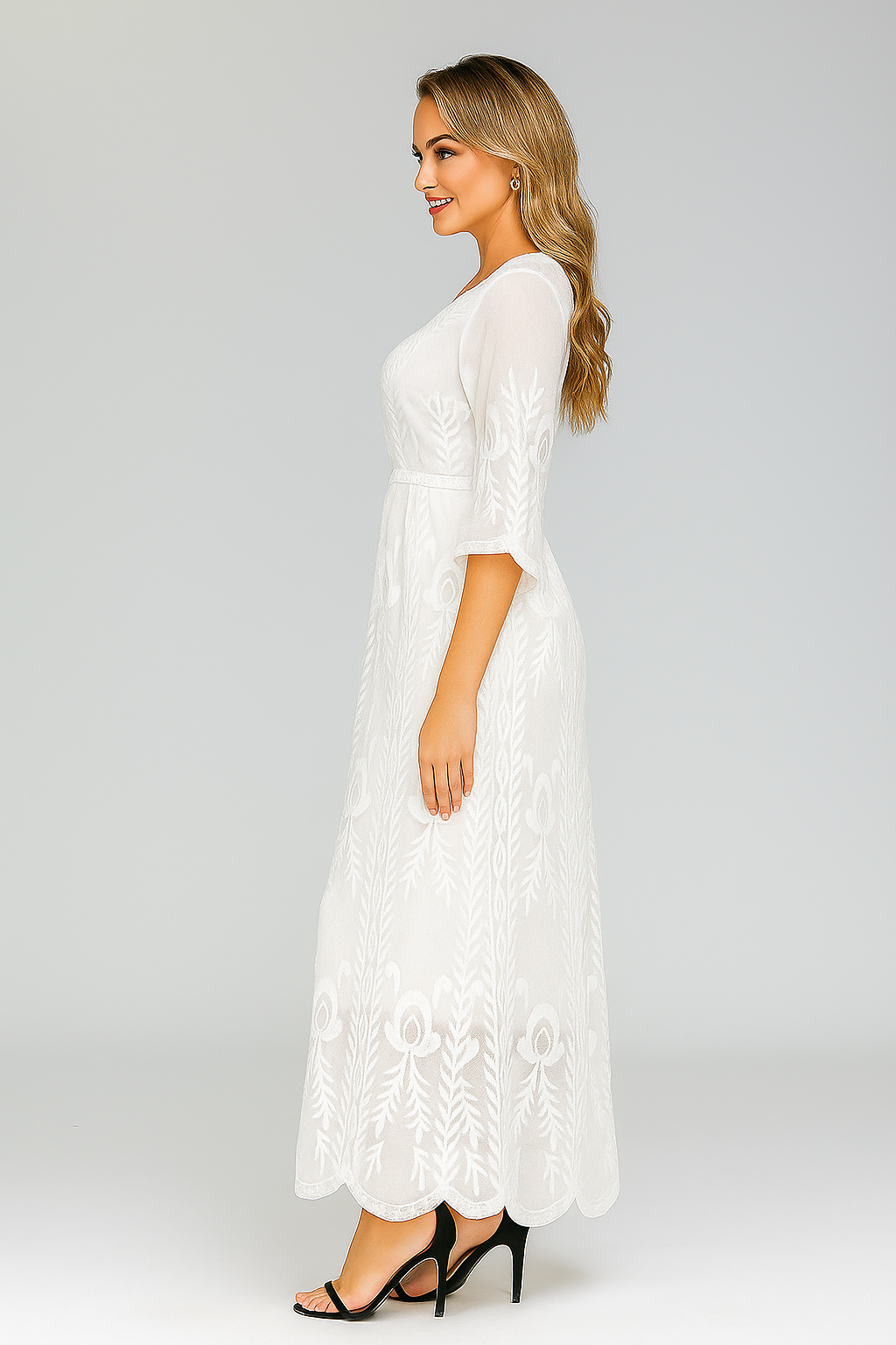 Robe longue blanche avec dentelle avec détails brodés