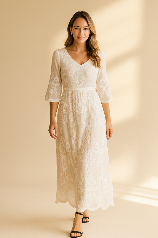 Robe longue blanche avec dentelle avec détails brodés